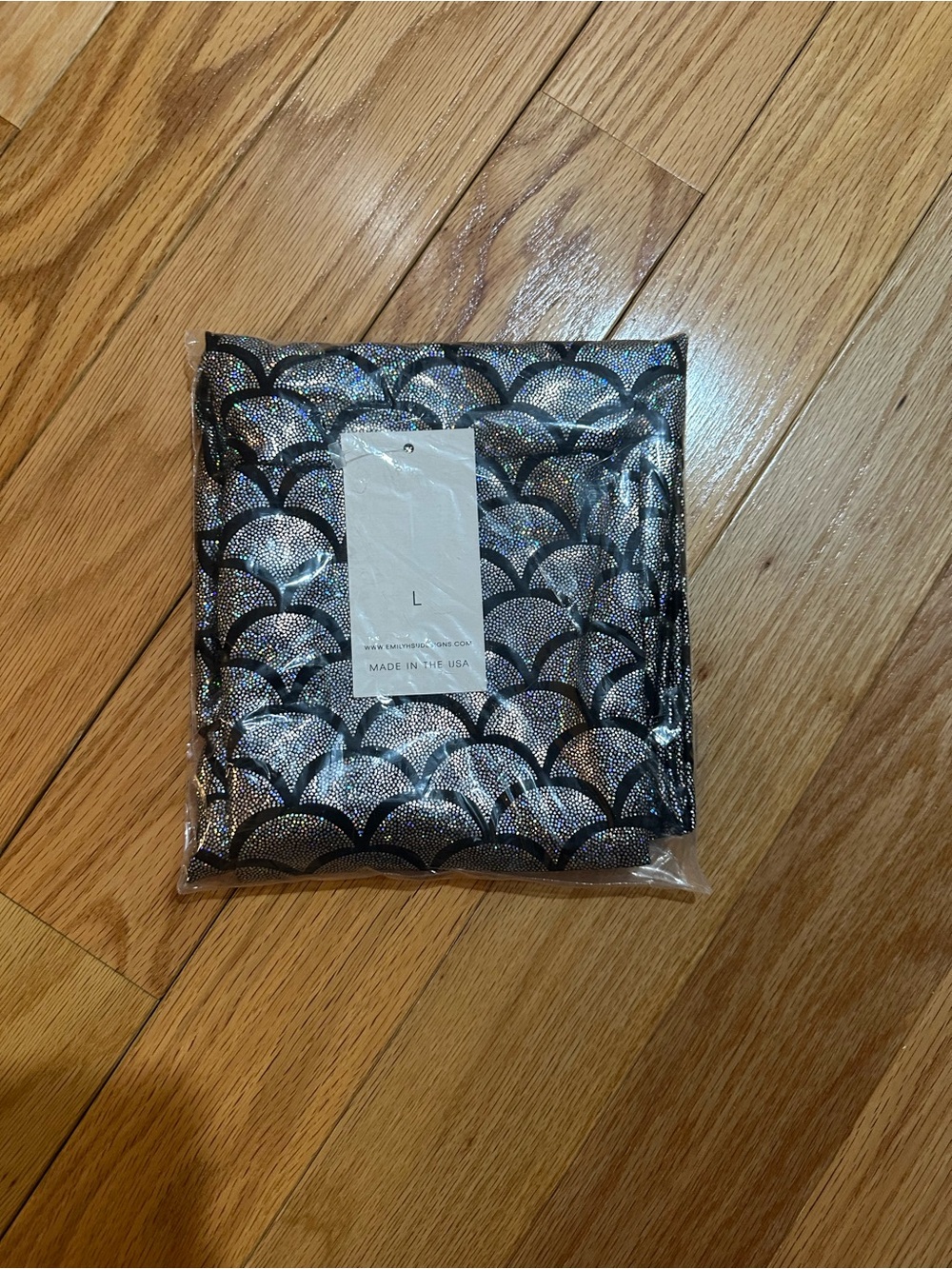 Metallic Scallop Pattern Packaged Top - Silver & Black